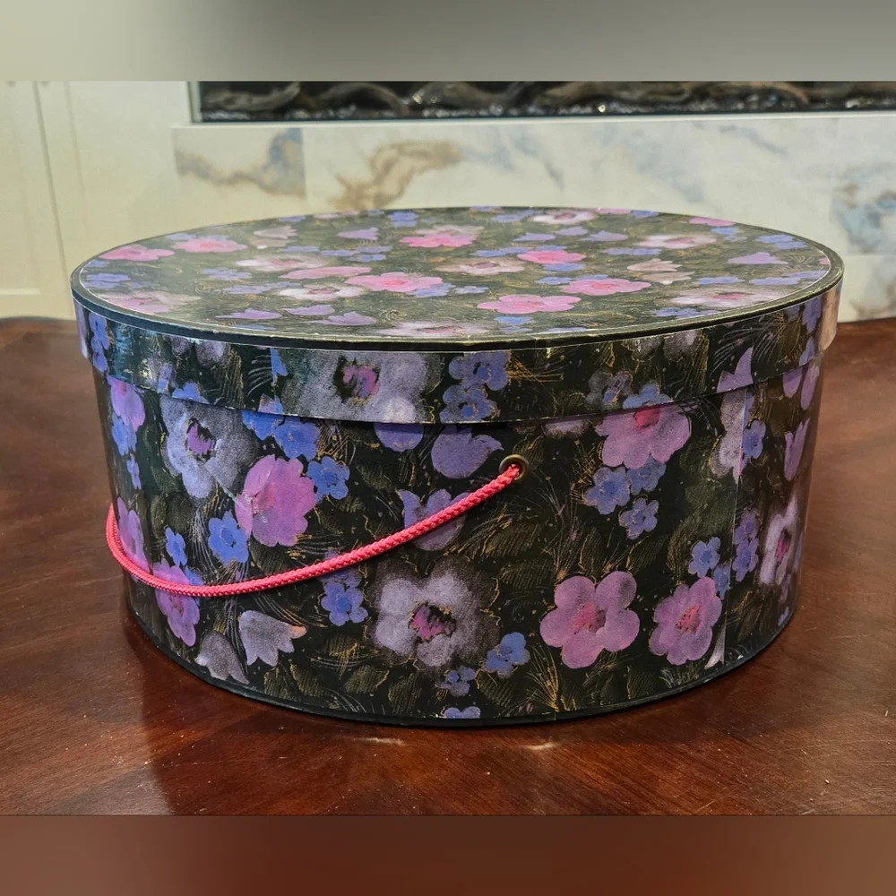 Vintage Round Hat Box - Picture 2 of 15